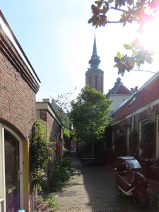 915060 Gezicht in de Reguliersteeg te Utrecht tussen de Oudegracht en de Lange Nieuwstraat, met op de achtergrond de ...